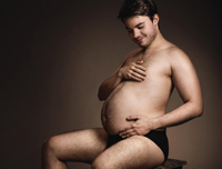 德国的啤酒创意广告 男人抱着他们的啤酒肚像怀孕的准妈妈